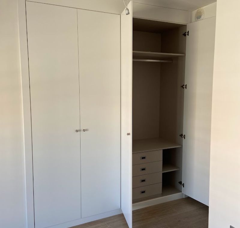Armario puertas abatibles lisas lacadas
